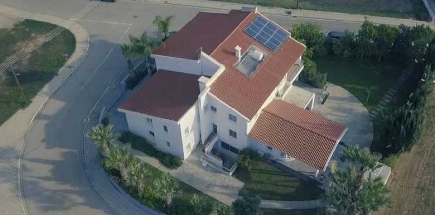 Дом с 7 спальнями в Лация, Кипр №75682