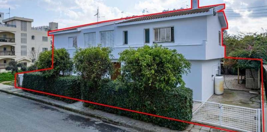 6 bedrooms House in Strovolos, Cyprus No. 40109