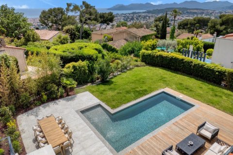 4 bedrooms Villa in Le Cannet, France No. 99321 1