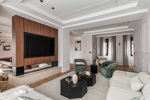 4 bedrooms Apartment in Madrid, Spain No. 89973