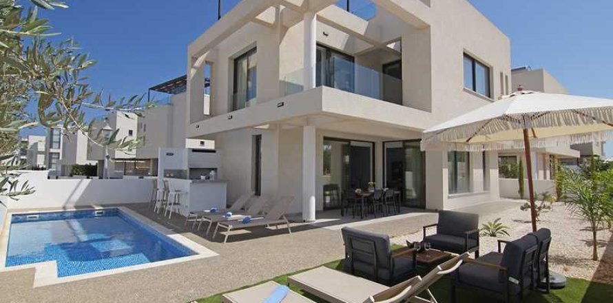 3 bedrooms Villa in Famagusta, Cyprus No. 101511