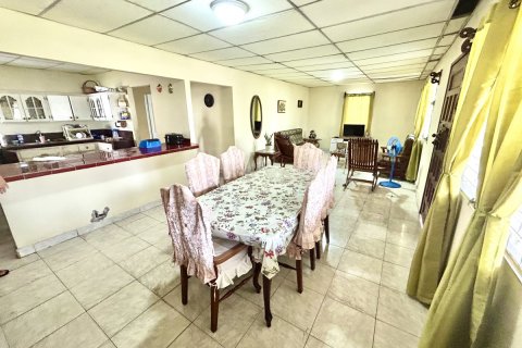 3 bedrooms House in Vista Alegre, Panama No. 109758 9