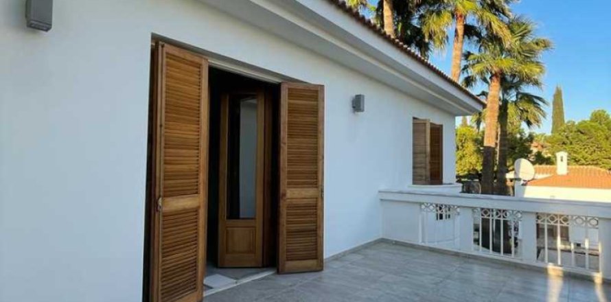 6 bedrooms House in Aglantzia, Cyprus No. 80730