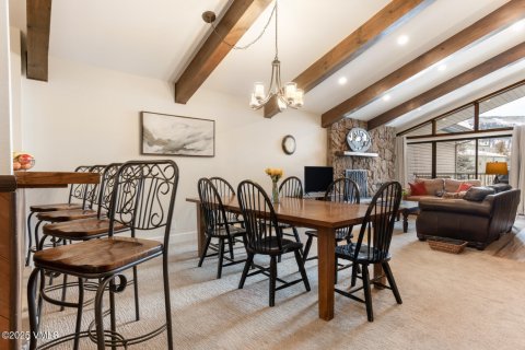 Кондоминиум  с 4 спальнями в Эйвон, США №77082 3