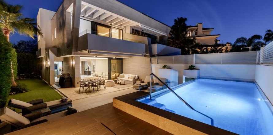 5 bedrooms Villa in Tan Xuan, Vietnam No. 112226