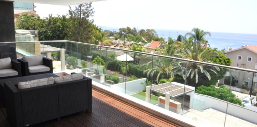 3 bedrooms Apartment in Limassol, Cyprus No. 105983