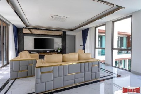 6 bedrooms Villa in Pattaya, Thailand No. 96611 2