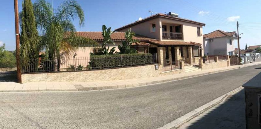 4 bedrooms Villa in Episkopi, Cyprus No. 82686
