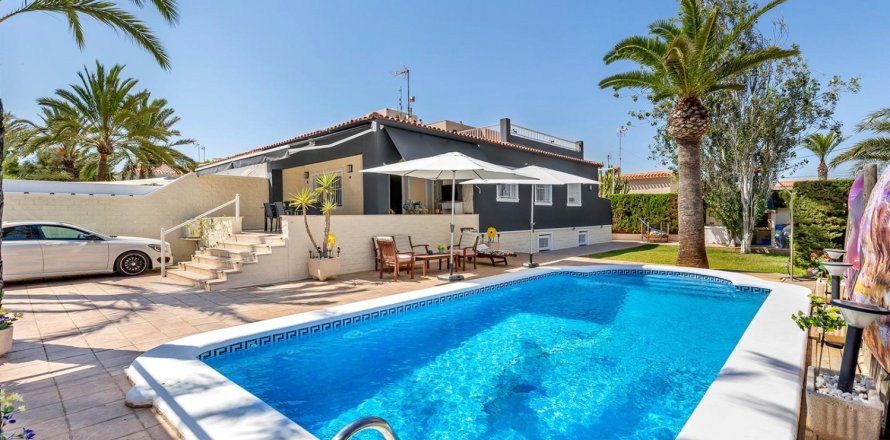 4 bedrooms Villa in Torrevieja, Spain No. 110592