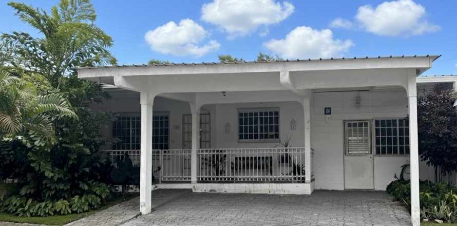 3 bedrooms House in Panama City, Panama No. 112920