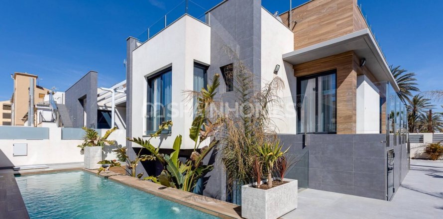 4 bedrooms Villa in Torrevieja, Spain No. 25797