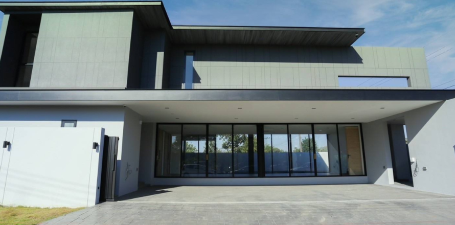 4 bedrooms House in Chiang Mai, Thailand No. 98242