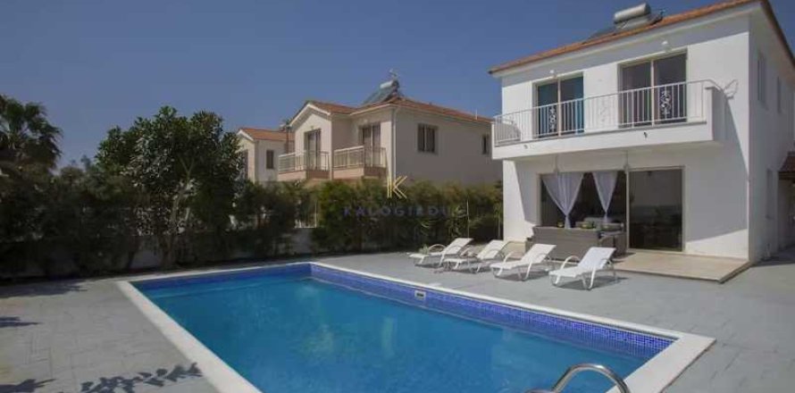 4 bedrooms House in Mazotos, Cyprus No. 74497