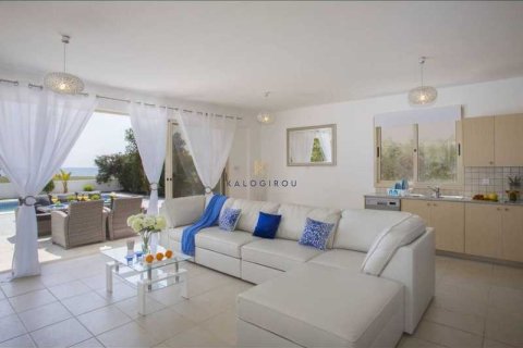 4 bedrooms House in Mazotos, Cyprus No. 74497 3