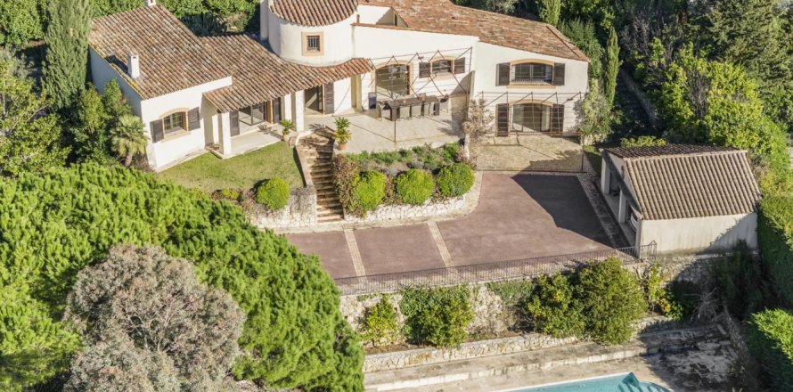 3 bedrooms Villa in Grasse, France No. 99805