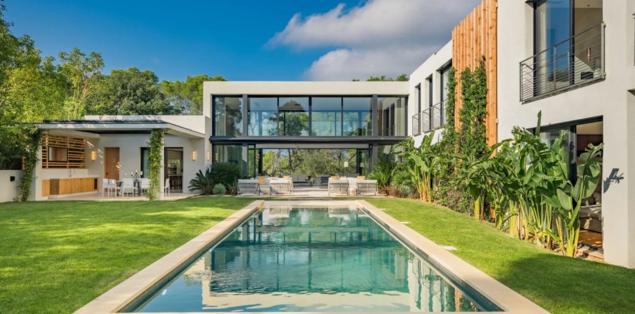 6 bedrooms Villa in Mougins, France No. 82368