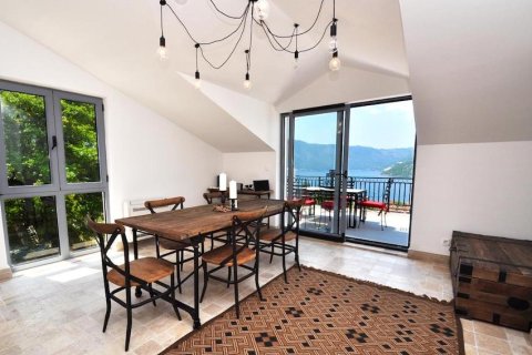 2 bedrooms Apartment in Kotor, Montenegro No. 104753 3
