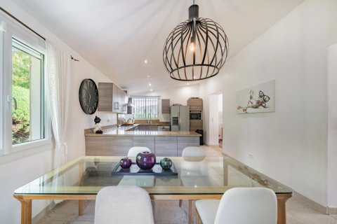4 bedrooms Villa in Valbonne, France No. 83445 9