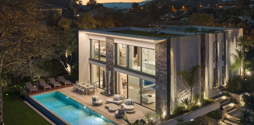 5 bedrooms Villa in Cannes, France No. 67320