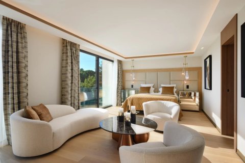 5 bedrooms Villa in Cannes, France No. 67320 9
