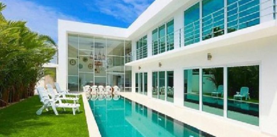 5 bedrooms Villa in Pattaya, Thailand No. 96572