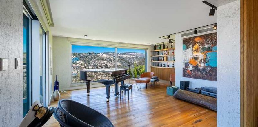 4 bedrooms House in Paphos, Cyprus No. 69704