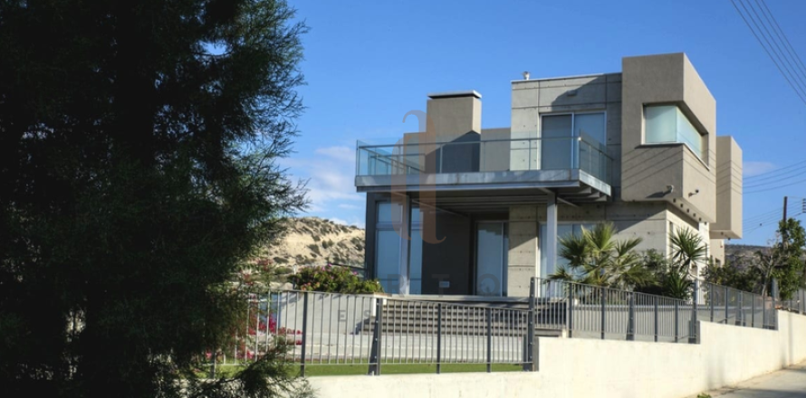 7 bedrooms Villa in Mesa Geitonia, Cyprus No. 76810