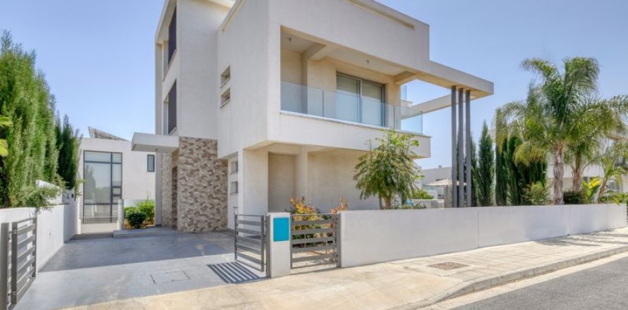 3 bedrooms Villa in Famagusta, Cyprus No. 104509