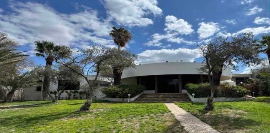 Вилла с 5 спальнями в Строволос, Кипр №101243