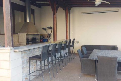 Дом с 6 спальнями в Лакатамия, Кипр №101380 3