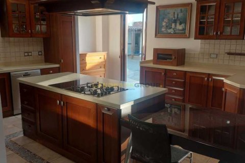 Дом с 6 спальнями в Лакатамия, Кипр №101380 6