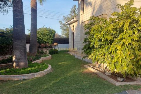 Дом с 6 спальнями в Лакатамия, Кипр №101380 1