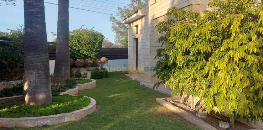 Дом с 6 спальнями в Лакатамия, Кипр №101380