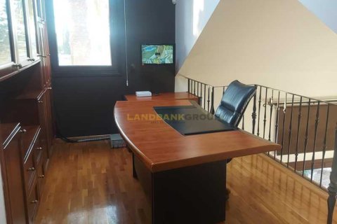 Дом с 6 спальнями в Лакатамия, Кипр №101380 15