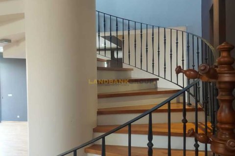 Дом с 6 спальнями в Лакатамия, Кипр №101380 10