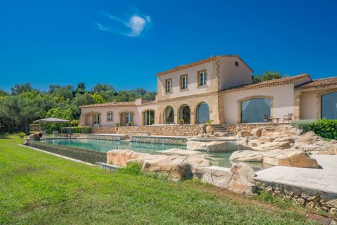 5 bedrooms Villa in Chateauneuf-Grasse, France No. 69062 3