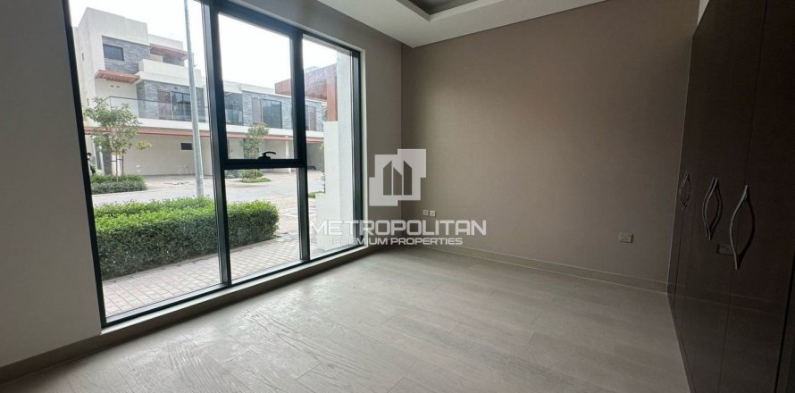 4 bedrooms Townhouse in Hoa Cuong Nam, Vietnam No. 94540