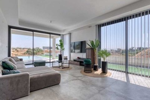 5 bedrooms House in Aradippou, Cyprus No. 101200 1