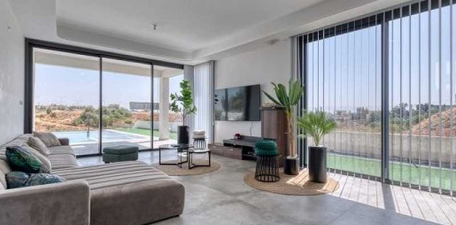 5 bedrooms House in Aradippou, Cyprus No. 101200