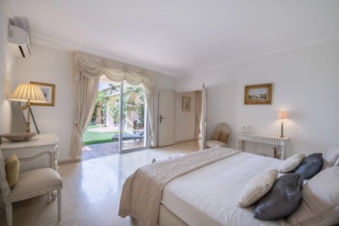 4 bedrooms Villa in Le Cannet, France No. 69200 3