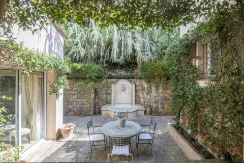 4 bedrooms Villa in Le Cannet, France No. 69200 6