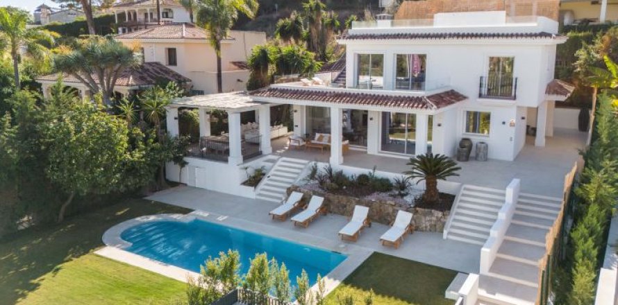 5 bedrooms Villa in Marbella, Spain No. 111925