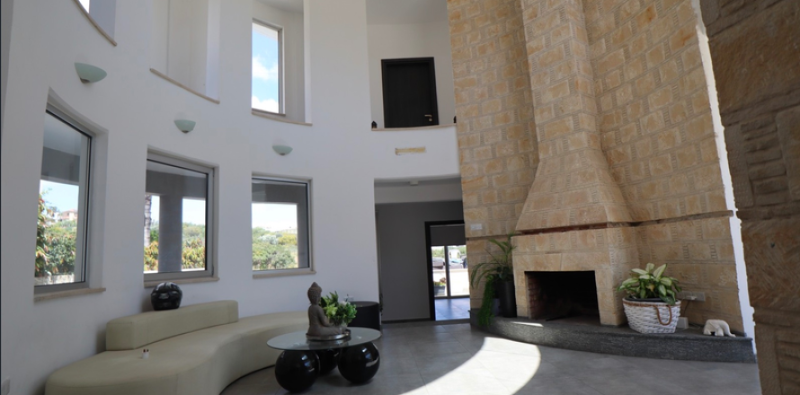 5 bedrooms House in Agios Athanasios, Cyprus No. 75688