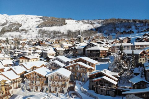 3 bedrooms Apartment in Les Belleville, France No. 100059 1