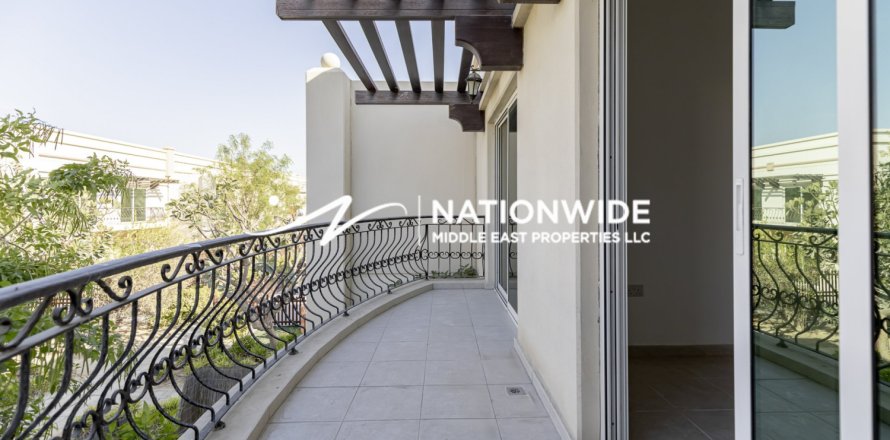 3 dormitorios Villa en Abu Dhabi, UAE No. 92860