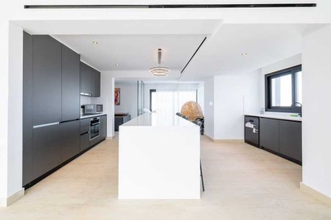 3 bedrooms Apartment in Limassol, Cyprus No. 103648 8