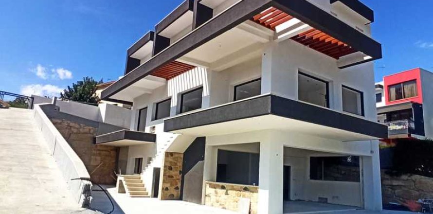 5 bedrooms Villa in Germasogeia, Cyprus No. 82392