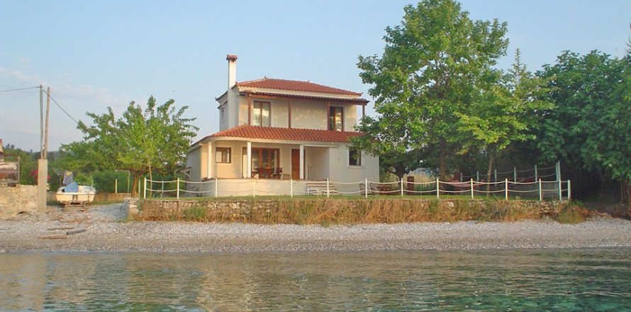 4 rooms House à Karystos, Greece No. 60531