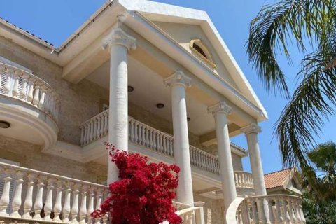 Дом с 6 спальнями в Пиргос, Кипр №81730 1