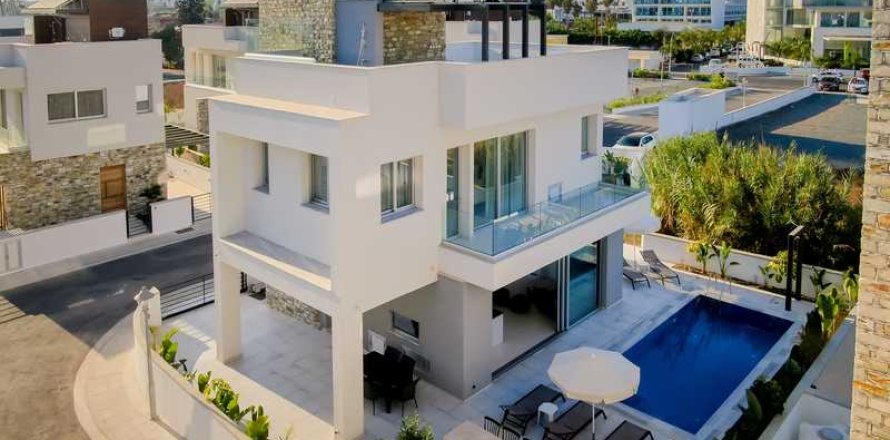 4 bedrooms House in Ayia Napa, Cyprus No. 40068